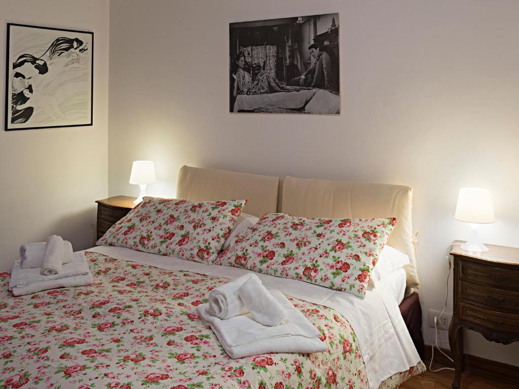 1 dormitorio con 1 cama con toallas en B&B Casa Cimabue Roma, en Roma