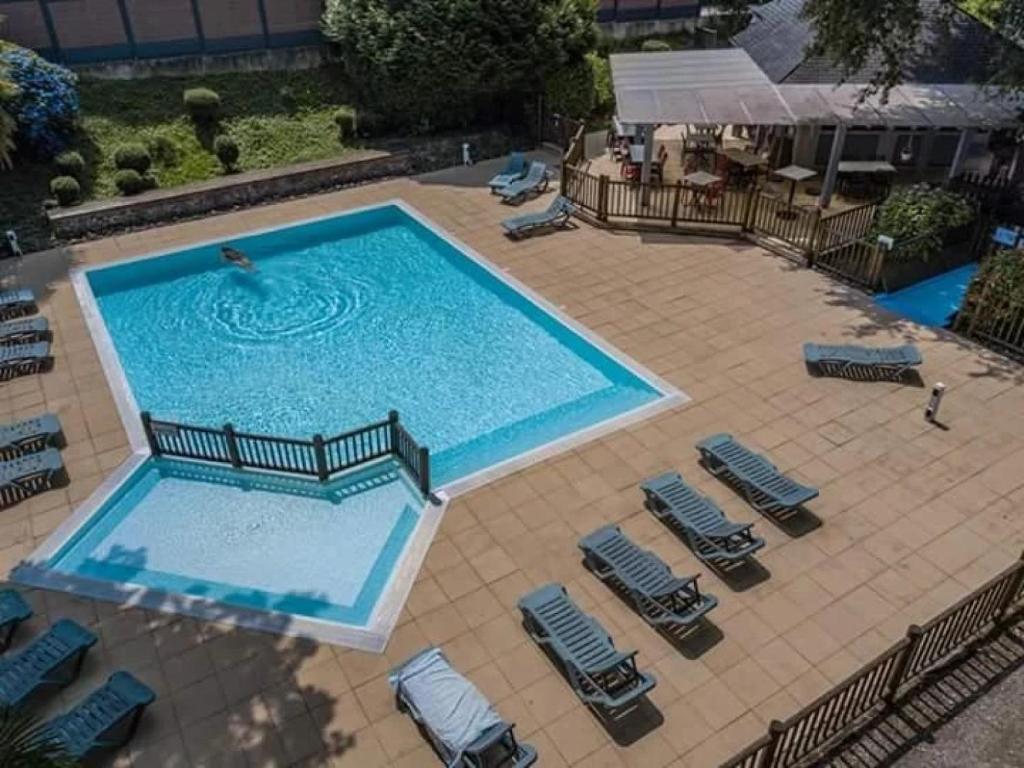 an overhead view of a large swimming pool with chairs at ZEcamping 4 étoiles familial pet friendly animé piscine chauffée in Aramits