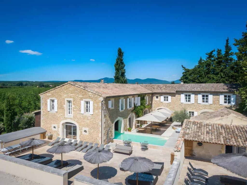 an estate with a swimming pool in front of a building at Mas Loisonville - 32 couchages in Grillon