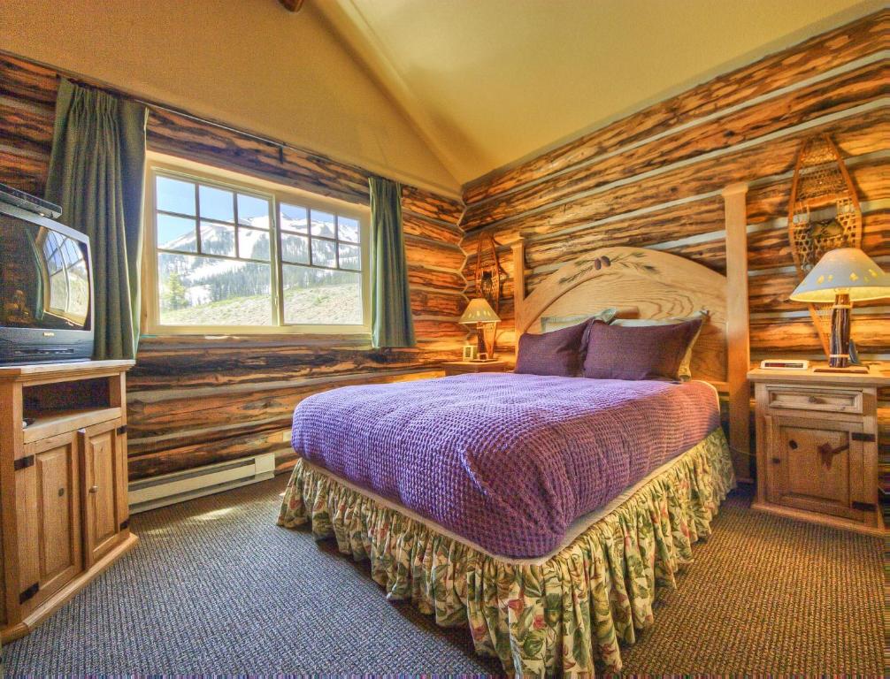 Vacation Home Cowboy Heaven Cabins 9 Rustic Ridge Big Sky Mountain Village Mt Booking Com