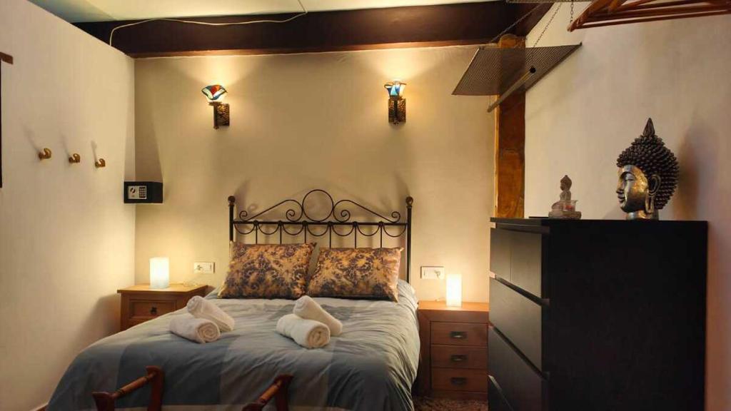 a bedroom with a bed with towels on it at El callejón del Santo in Ubrique
