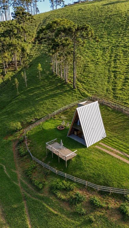 an overhead view of a small house on a hill at Terra Alta Chalé in Gonçalves