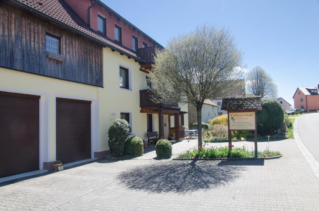 una casa con garage e un cartello nel vialetto di Fritzerhof a Gössweinstein