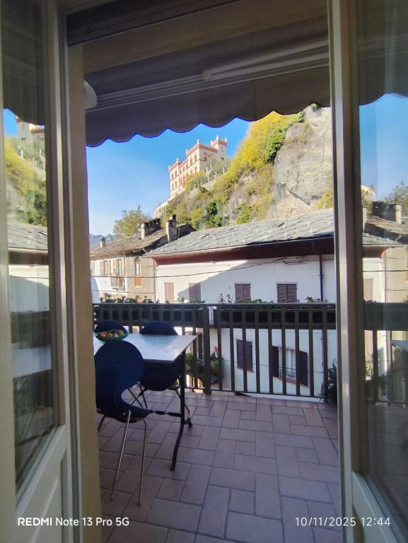 a balcony with a table and a view of a building at La place du Coeur in Pont-Saint-Martin