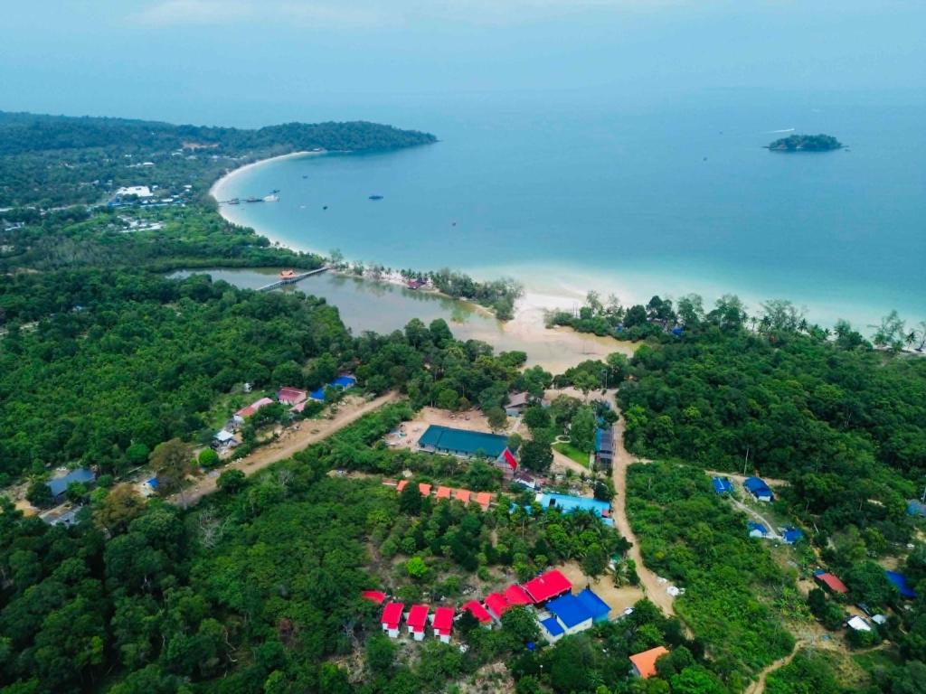an aerial view of a beach and the ocean at Mango Bungalow in Kaôh Rŭng (3)