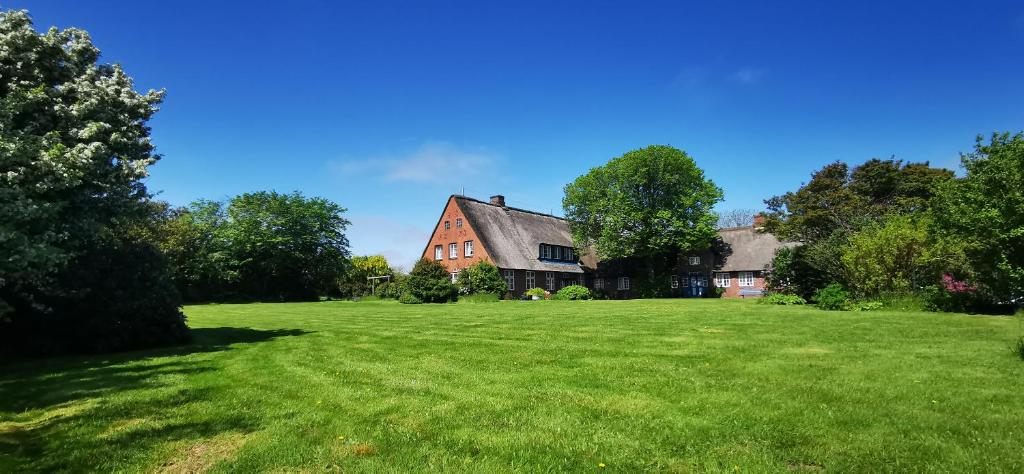 a large house with a large grass yard at Mühlenhof, Keitum auf Sylt in Sylt
