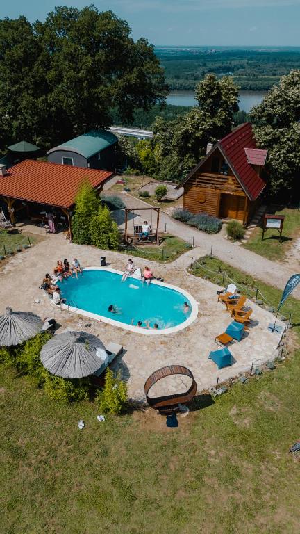 an overhead view of a swimming pool with umbrellas at Laguna Platz in Sremski Karlovci