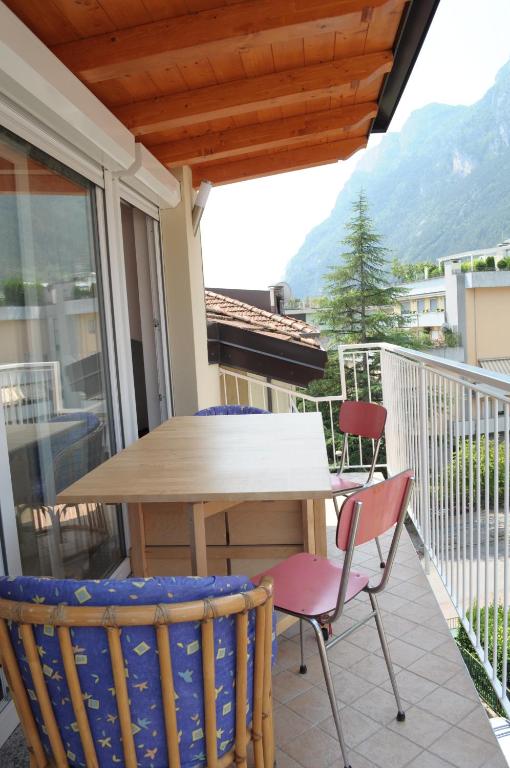 リーヴァ・デル・ガルダにあるLinden Apartmentの景色を望むバルコニー(テーブル、椅子付)
