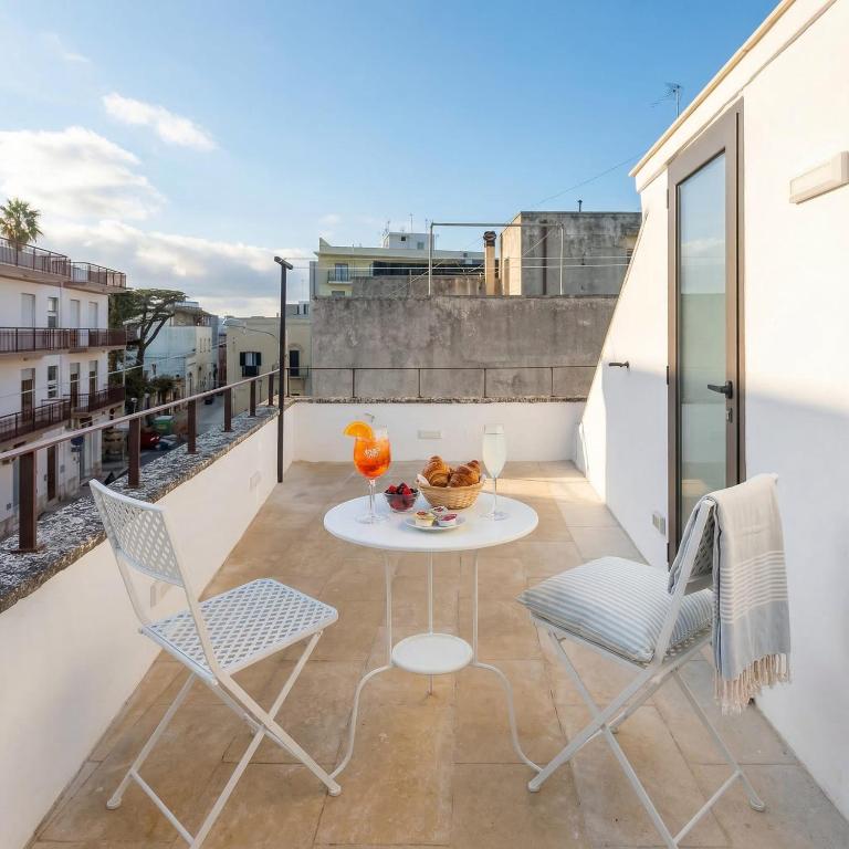 a small balcony with a table and chairs at Casa Luna in Tricase