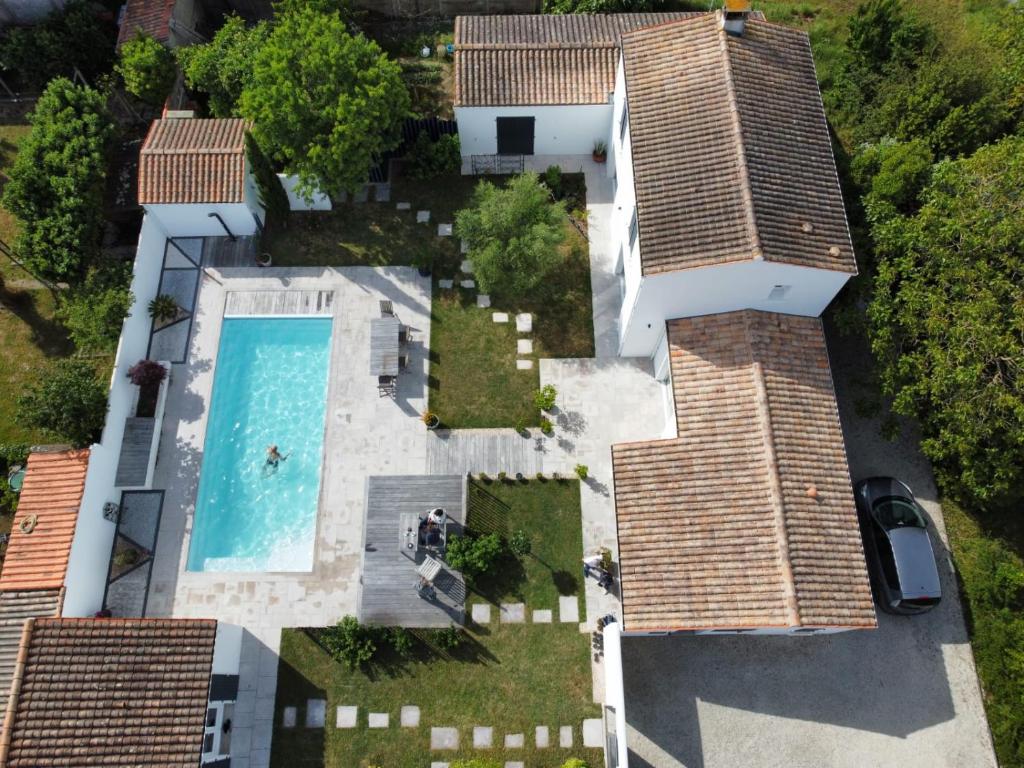 an overhead view of a house with a swimming pool at Laubertière in Marennes