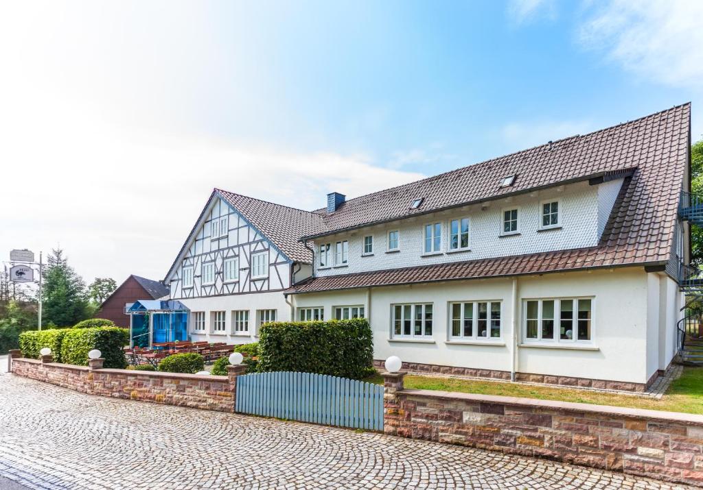 Casa blanca con techo marrón en Das Landhotel am Trätzhof Fulda, en Fulda