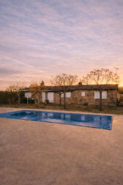 an empty swimming pool in front of a building at Les Eres de Palouet- Casa de campo con piscina privada in Palouet