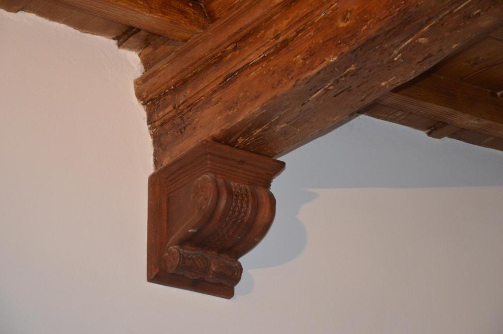 un haz de madera en la parte superior de un techo en Appartamento San Giovanni, en Florencia