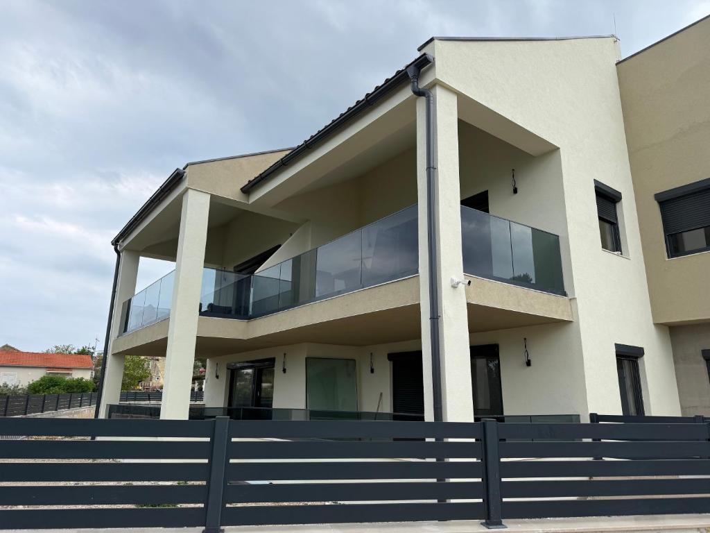 Pastatas, kuriame yra šie apartamentai