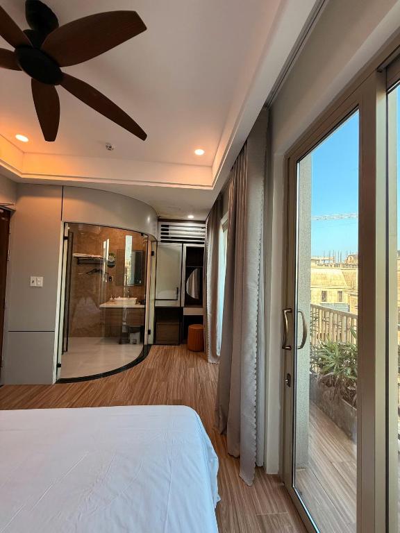 a bedroom with a bed and a ceiling fan at Đảo Yến Hotel 2 in Dong Hoi
