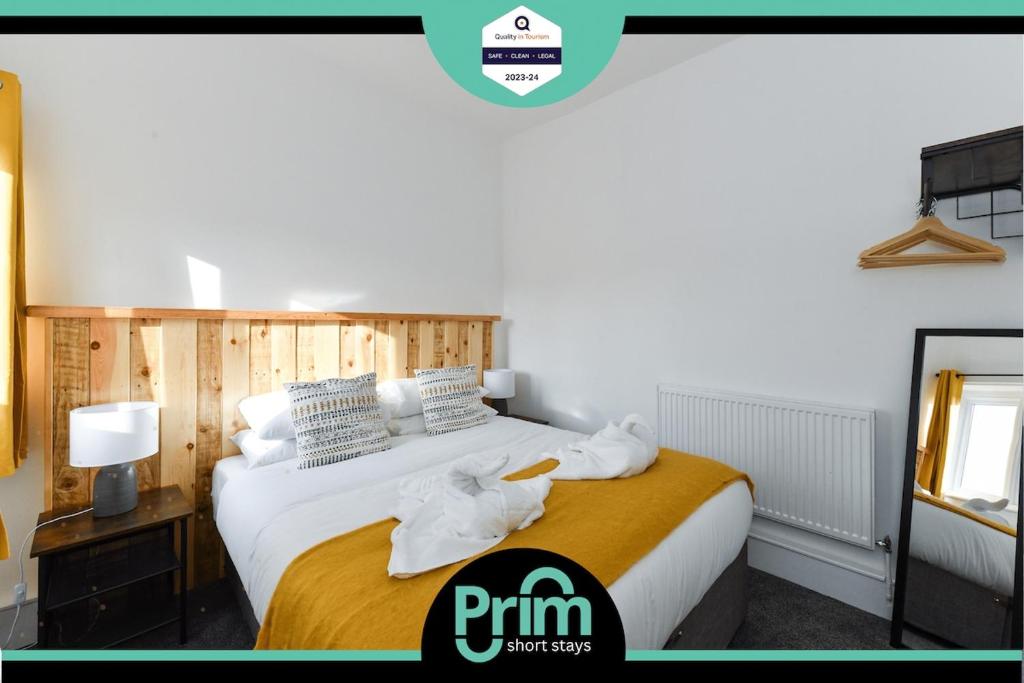 a bedroom with a bed with towels on it at Newark Central Cottage in Newark-on-Trent