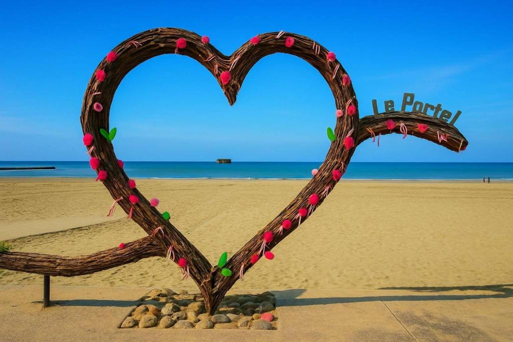 a heart shaped sign on the beach at Le Coeur d'Opale Mobil Home bord de mer in Le Portel
