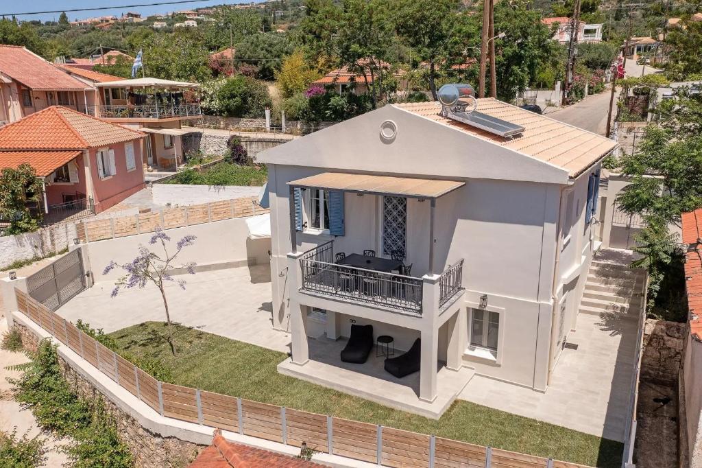 an aerial view of a house with a balcony at Casa di Cona Lourdas in Lourdata