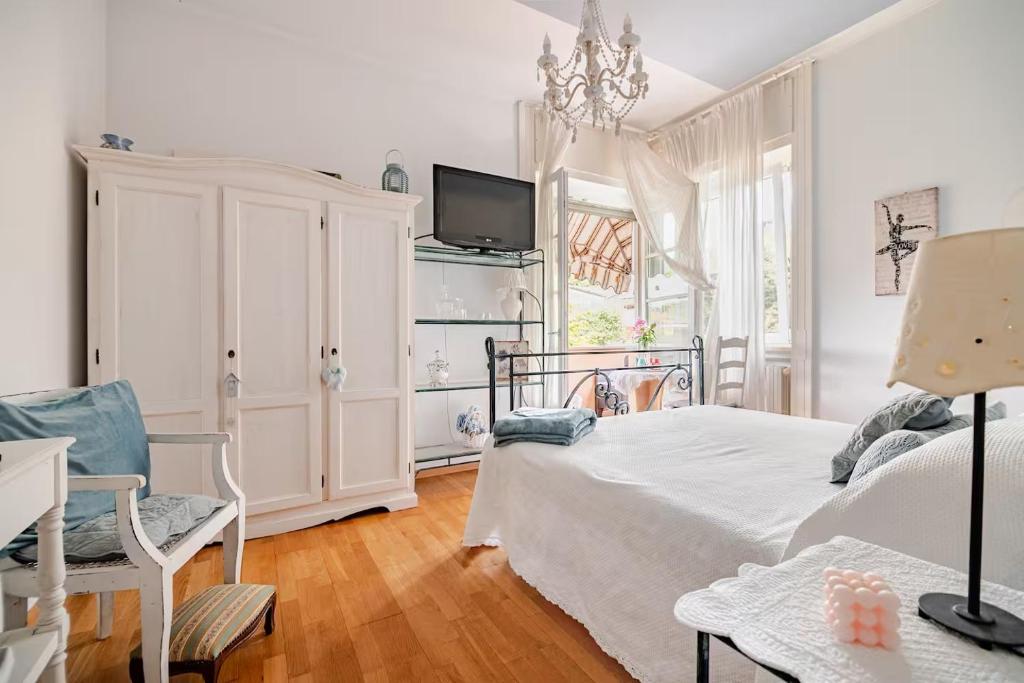 a bedroom with a bed and a tv on a wall at B&B La Casa di Pamela - 5 min Lago Varese in Varese