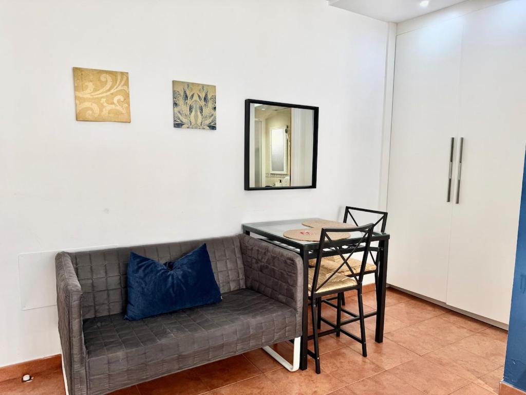 1A - Studio 40 m from La Carihuela Beach - AC, Bars and Chiringuitos at the Door