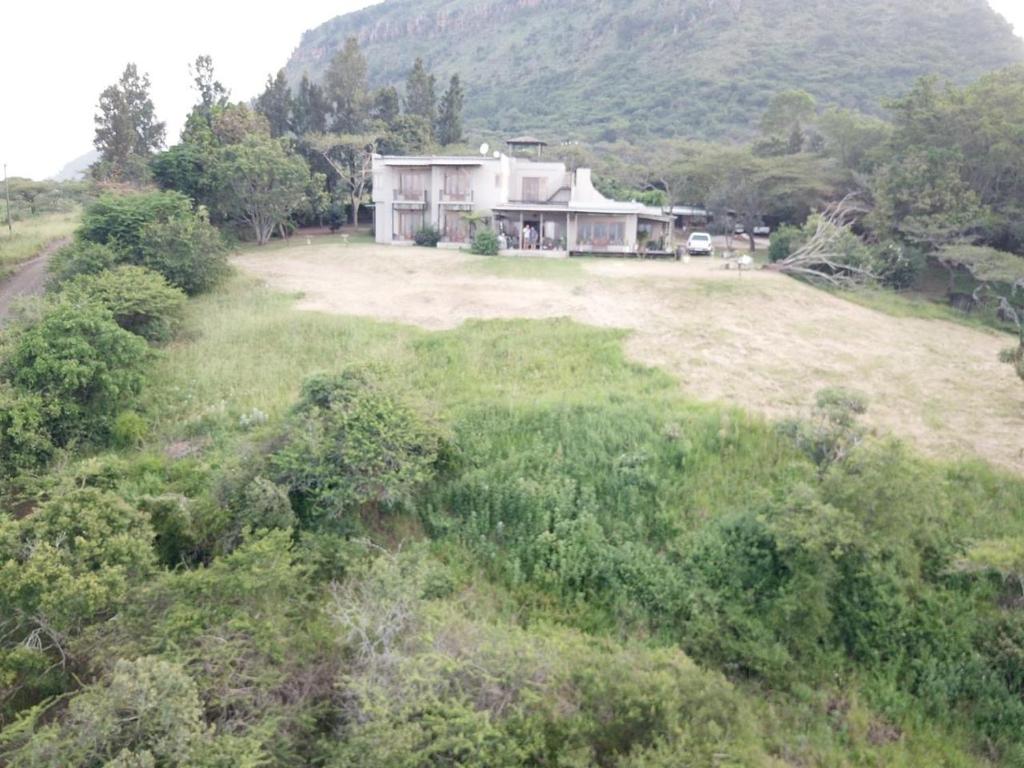 ein Haus auf einem grasbewachsenen Feld in der Unterkunft Straw Hat in Claridge