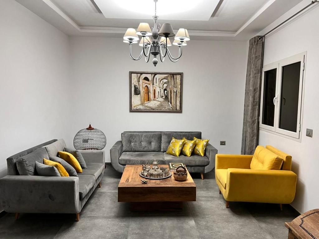 a living room with two couches and a coffee table at Sweet Home in Ariana