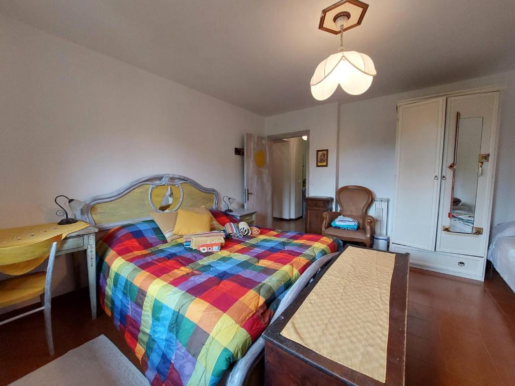 a bedroom with a colorful bed and a desk at Iridea in Lamoli Di Borgo Pace