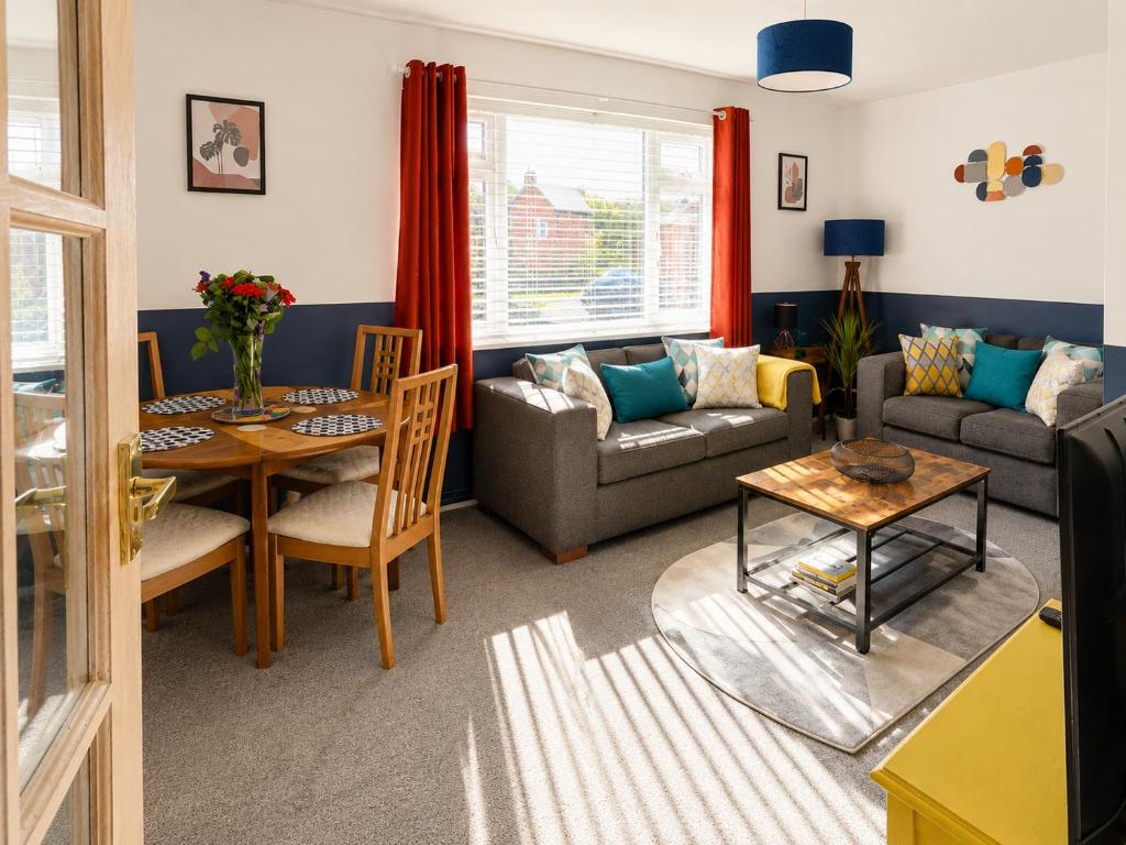 Inspire Homes 2-Bed Sleeps 5 near Leamington & M40 - Housity