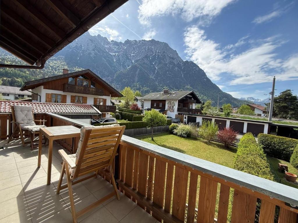a balcony with a table and a view of a mountain at Alpensegler in Mittenwald
