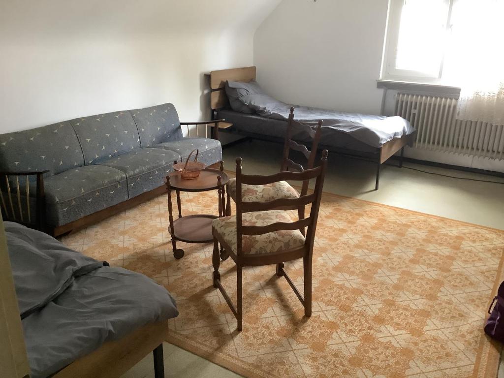 ein Wohnzimmer mit Sofa und Sessel in der Unterkunft Edoris in Kraichtal