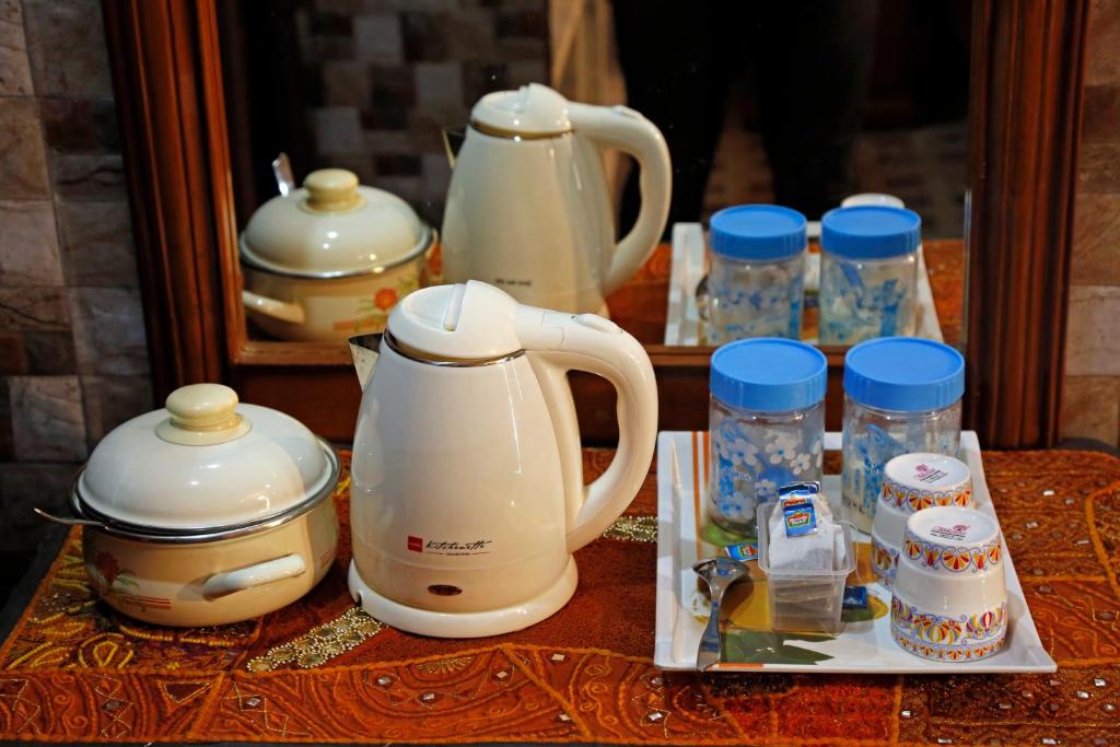 Příslušenství pro přípravu čaje a kávy v ubytování Pushkar Cooking Art and Home Stay