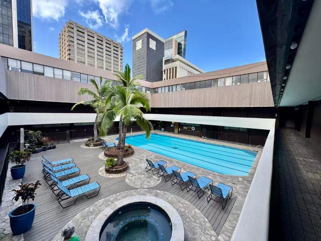 an overhead view of a swimming pool in a building at Duplex Close to HPU Waikiki Pool Terrace Laundry One and Half Bath for 15person in Honolulu