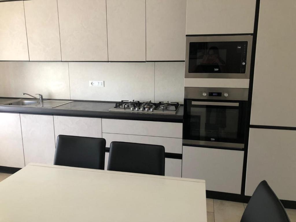 a kitchen with a table and two chairs and a microwave at Residenza Thiene Centro in Thiene
