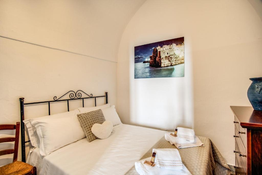 a bedroom with a bed and a picture on the wall at Terrazza Anvi Mare & Relax in Polignano a Mare
