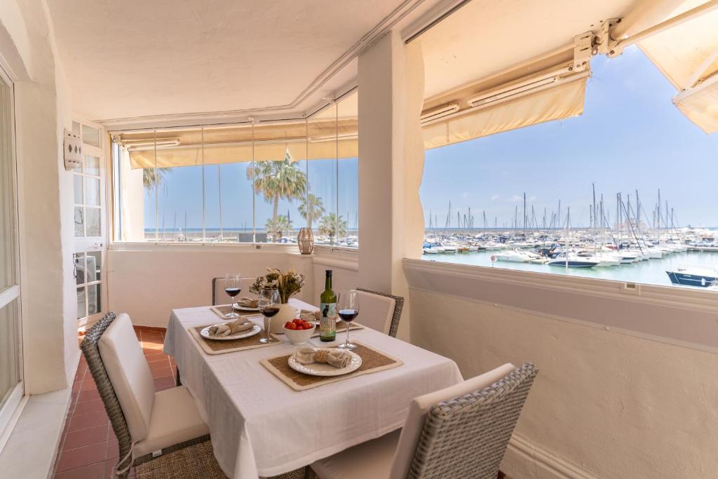 Luxury seafront flat in Puerto Marina