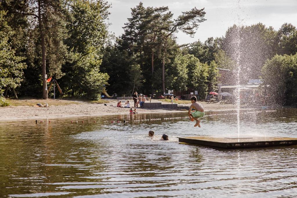 a group of people playing in a fountain in a pond at Arden Parks Baalse Hei in Turnhout
