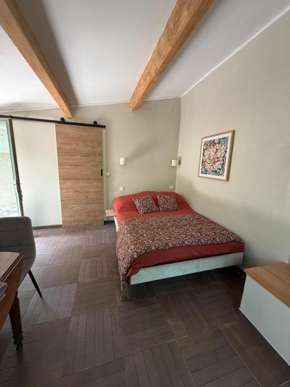 a bedroom with a red bed in a room at Les Terrasses d'Héric in Mons