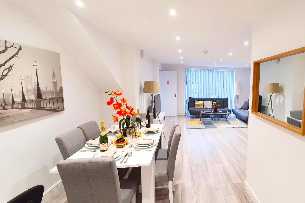a dining room and living room with a table and chairs at Daisy Lodge - Spacious Two Bed Flat - Parking, Netflix, WIFI - Close to Blenheim Palace & Oxford - F1 in Oxford