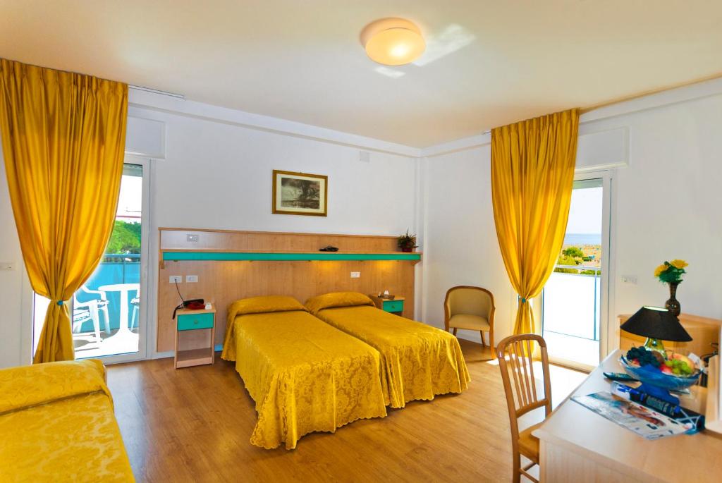 A bed or beds in a room at Hotel Gimm