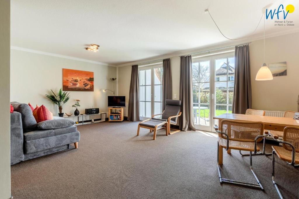 a living room with a couch and a table at Haus Wreechen Ferienwohnung Michaelis in Putbus