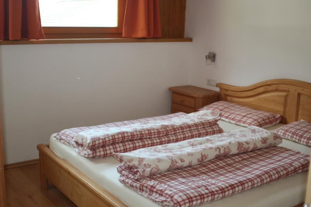 dwa łóżka siedzące obok siebie w pokoju w obiekcie Aussermairhof w mieście Campo Tures