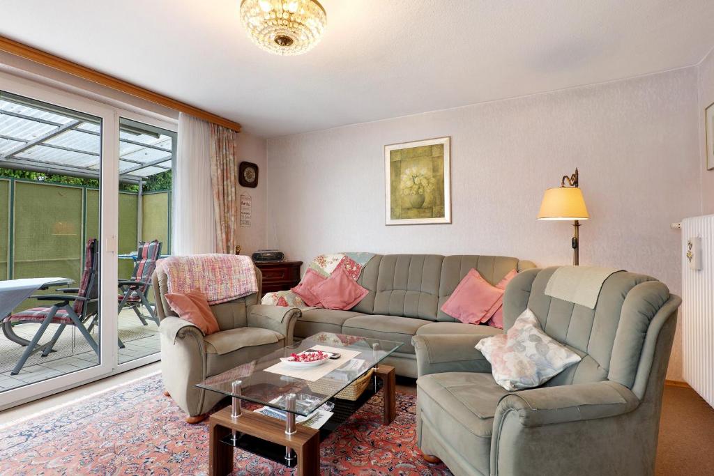 a living room with a couch and a table at Ferienwohnung Mand in Weinheim