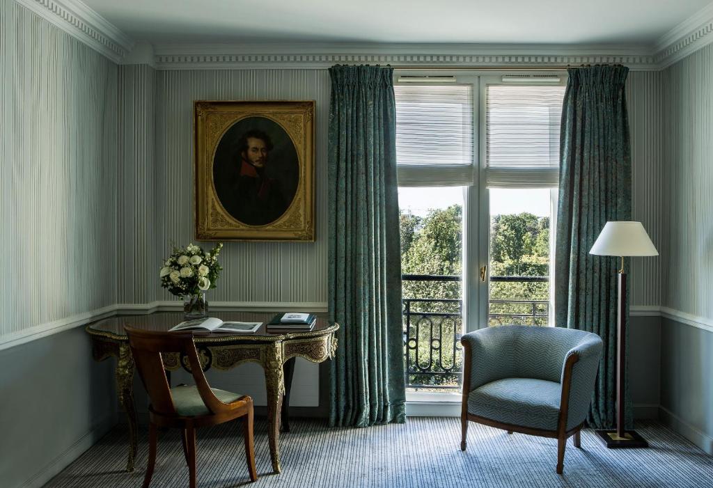 Eiffel Tower — Junior Suite - Paris view