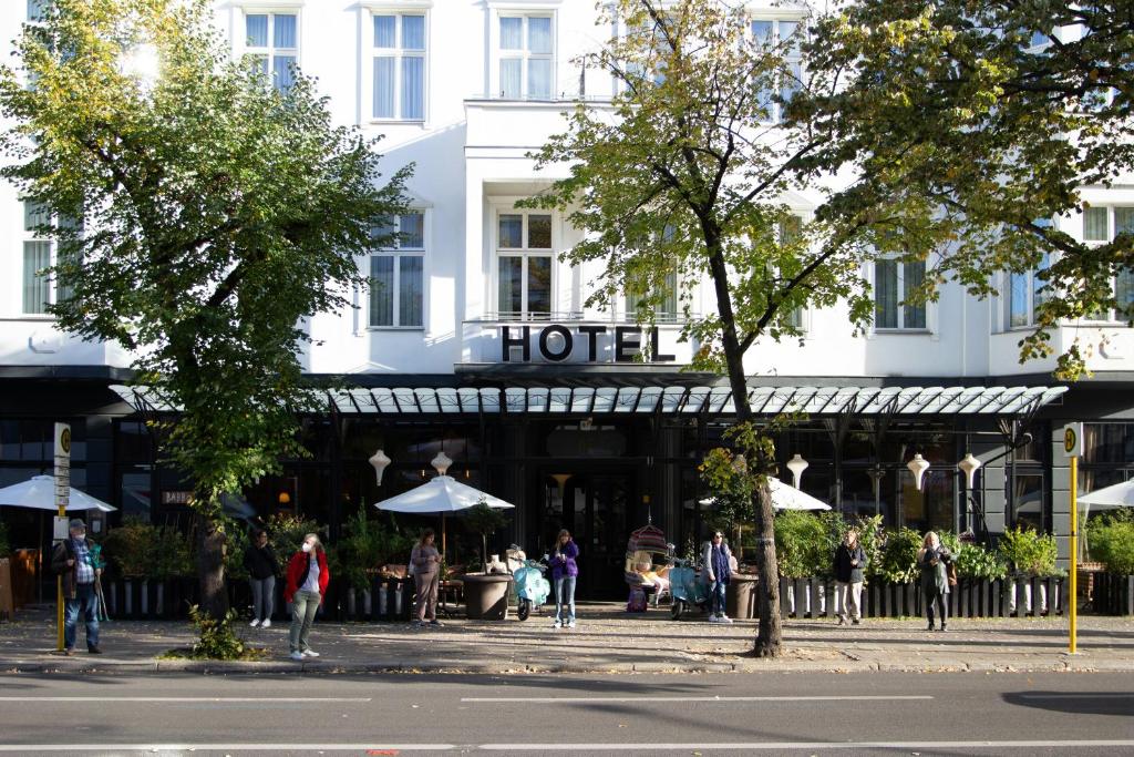 a hotel with people standing outside of it at Lulu Guldsmeden in Berlin