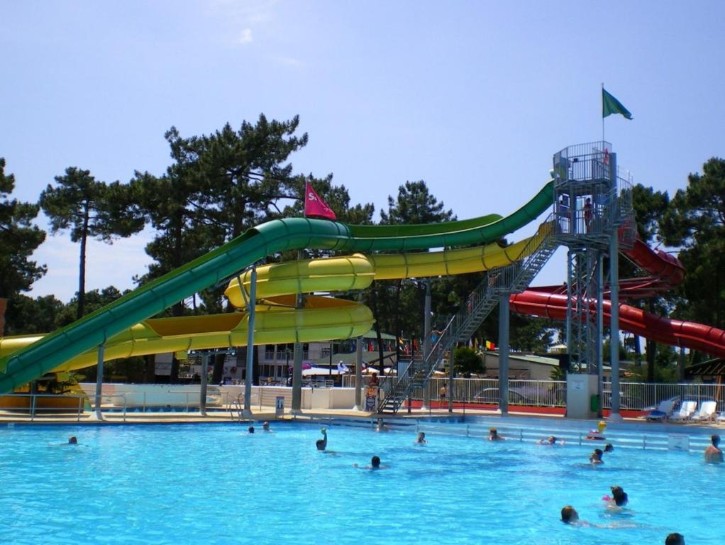 - une piscine avec toboggan dans l'établissement Mobil-home 4 pers dans Camping 4 étoiles La Palmyre, à La Palmyre