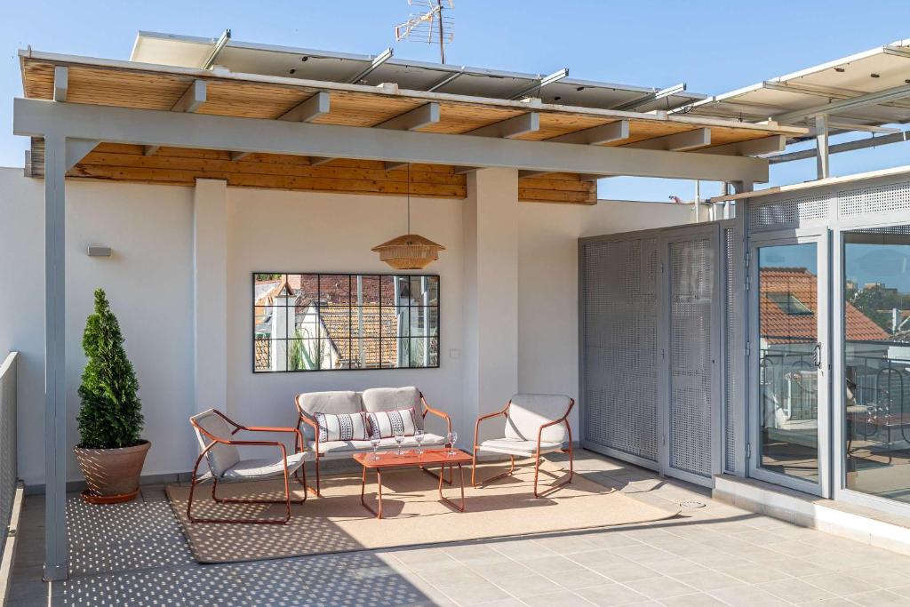 Bright Ground Floor Apt - 700m to Beach