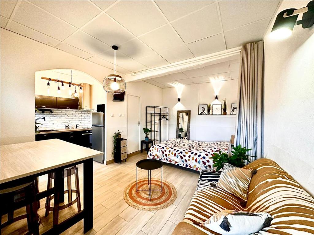 a living room with a couch and a bed at Studio refait à neuf Chez Linda in Zicavo