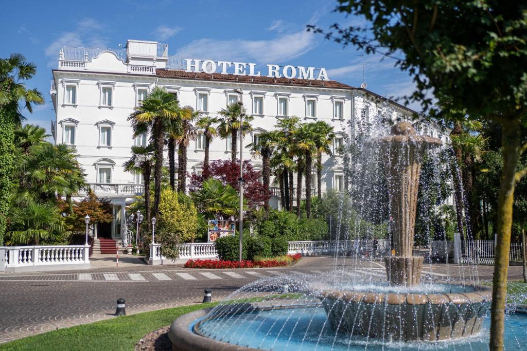 a fountain in front of a hotel room at Hotel Terme Roma in Abano Terme