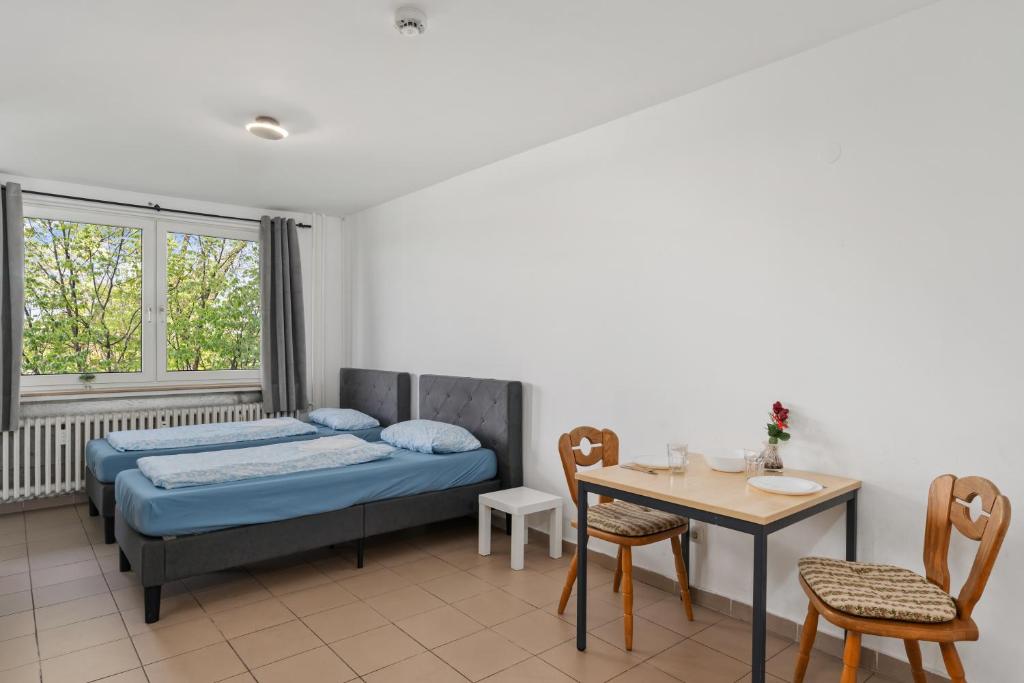 a bedroom with a bed and a table and chairs at MK Apartments Delmenhorst nähe Bremen 20 in Delmenhorst