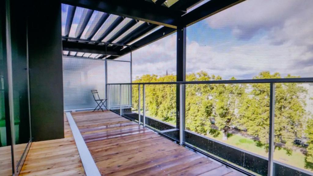 un balcone di una casa con vista sugli alberi di Studio Avec Terrace DOCKS a Strasburgo